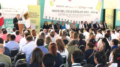 El arranque oficial en el que también se entregaron útiles escolares, se hizo en la escuela secundaria técnica No. 83 “María Dolores Vigatá de Méndez” de Torreón. (Foto: FERNANDO COMPEÁN / EL SIGLO DE TORREÓN)