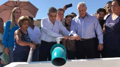 El alcalde, Román Alberto Cepeda junto con el gobernador Miguel Riquelme, entregó un pozo de agua en la Hilandera La Fe. (FERNANDO COMPEÁN / EL SIGLO DE TORREÓN)