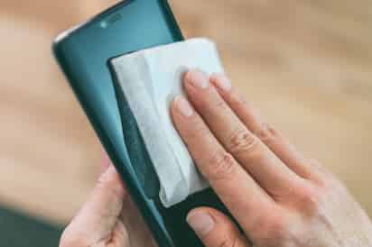Es posible que los teléfonos celulares entren en contacto con el agua en diferentes grados y, en caso de que esto suceda, es importante seguir paso a paso algunas acciones para evitar daños futuros.