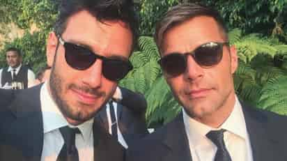 Exesposo de Ricky Martin grita a los cuatro vientos su soltería con selfi frente al espejo