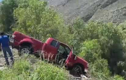 Localizan en barranco dos camionetas con reporte de robo en Arteaga