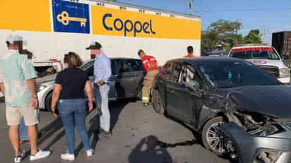 Se registró un accidente vial entre un tráiler y un vehículo particular en el Parque Industrial Carlos Herrera de la ciudad de Gómez Palacio.