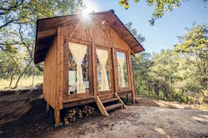 A escasos cinco minutos de Quiroga, en las laderas de un pequeño cerro del poblado de Caríngaro y con vistas al mítico lago de Pátzcuaro, se ubica Karinga, un centro ecoturístico con cabañas, glamping. Foto: Especial