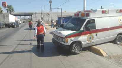 La ambulancia se impactó contra el poste de una luminaria.