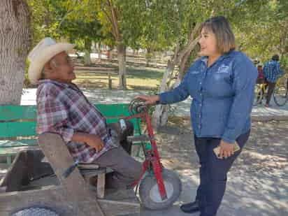 Visitan comunidades alejadas para conocer necesidades de las personas de la tercera edad.