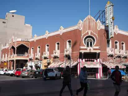 En su recorrido, Saúl Alcántara conoció el hotel Galicia, que consideró una belleza histórica. (Foto: VERÓNICA RIVERA / EL SIGLO DE TORREÓN)