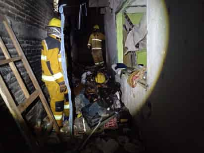 El personal del departamento de Bomberos se encargó de atender la emergencia y de sofocar el fuego. (EL SIGLO DE TORREÓN)