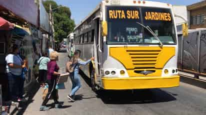 De las 340 unidades que están operando actualmente en las 28 rutas de transporte, casi la mitad rebasa los límites. (FERNANDO COMPEÁN) 