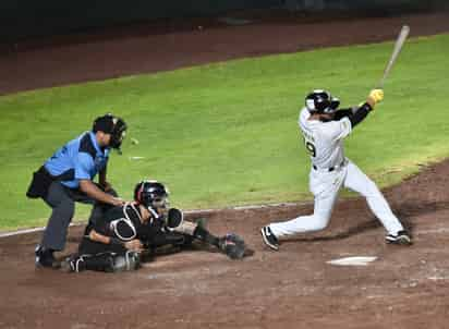 Leo Germán batea el imparable que produjo la carrera que le dio la victoria 6-5 a los Pericos sobre los Algodoneros, que desperdiciaron una ventaja de cuatro carreras. . (Fotos de Ramón Sotomayor)