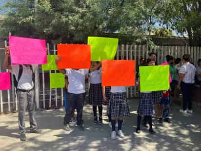 Tras protesta de alumnos y padres de familia, los maestros regresaron al plantel, pero el director y subdirector estarán separados. (EL SIGLO DE TORREÓN)