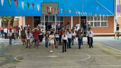 Los niños y niñas, acudieron con vestimenta muy mexicana.