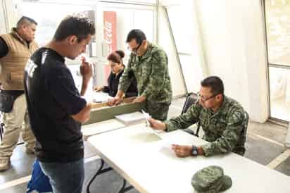 Autoridades invitan a conscriptos 2004 y remisos a curso de adiestramiento militar; es de 3 meses y con ello pueden liberar su cartilla. (EL SIGLO DE TORREÓN)