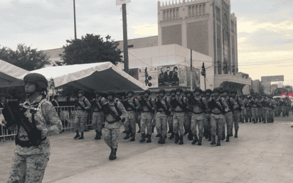 Arrancó en Torreón el tradicional desfile cívico militar para conmemorar el 213 Aniversario de la Independencia de México, en el cual se espera la participación de unas 5 mil personas y de 15 a 20 mil espectadores en todo el trayecto.