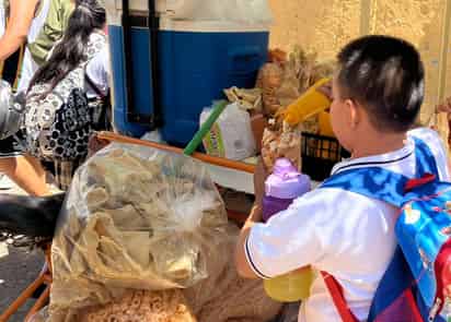 Al finalizar la jornada escolar de nivel primaria o en el recreo, se puede observar a vendedores ambulantes cerca de las escuelas.