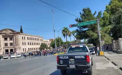 Siete mil estudiantes protestaron luego de que el Gobierno del Estado y Municipal, convirtiera la explanada de la institución en lo que denominaron una cantina VIP.