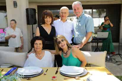 Maria Luisa, Marcel, Luis, la festejada señora María Luisa y Rocío (EL SIGLO DE TORREÓN/ENRIQUE CASTRUITA)