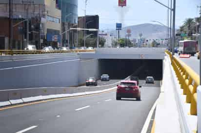 Si deciden tomar el desnivel, tendrán que cargarse hacia la derecha para la calle Río Amazonas. (Foto: FERNANDO COMPEÁN / EL SIGLO DE TORREÓN)