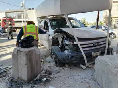 De acuerdo a lo que dieron a conocer las autoridades, el conductor de la camioneta se pasó el semáforo e impactó al auto para luego terminar volcado.