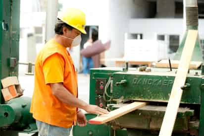 Con la nueva iniciativa que busca reducir la jornada laboral de 48 horas a 40 horas a la semana, el sector laboral ha entrado en un debate por los cambios que implica.