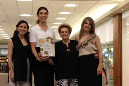 Natali Ruiz, creadora de arte del recetario; Marlene Gil de Estrada, nieta de Miriam
Bandack de Batarse; y Karina Santibañez de Berlanga, sobrina muy querida para Miriam de Batarse y toda su familia; acompañaron a Sitty, como le llaman de cariño (EL SIGLO DE TORREÓN/ENRIQUE CASTRUITA)