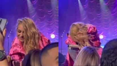 Paulina Rubio rompe en llanto en pleno concierto al recordar a su madre