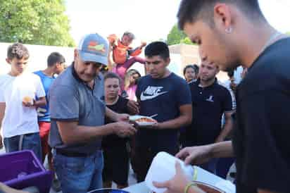 Vecinos de la ciudad de Gómez Palacio prepararon varios kilos de la tradicional discada lagunera para repartirla. (EL SIGLO DE TORREÓN)