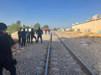 El hombre tenía ambos pies amputados y lesiones que indicaban en primera instancia que fue arrollado por el tren. (EL SIGLO DE TORREÓN)