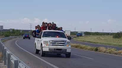 La mayoría fue auxiliada por personal de Enlace Municipal de Piedras Negras y trasladada en camionetas a la frontera. (Foto: RENÉ ARELLANO / EL SIGLO COAHUILA)