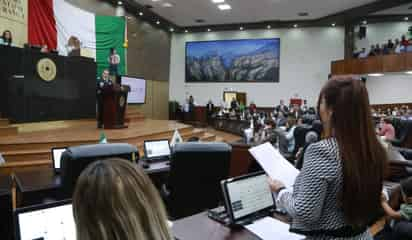 La diputada Sandra Amaya Rosales cuestionó a Oscar Galván sobre la sanción aplicada al policía que 'cortó cartucho' frente a un ciudadano. (EL SIGLO DE DURANGO)