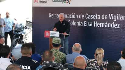 El alcalde Román Alberto Cepeda, entregó a vecinos la caseta de la colonia Elsa Hernández. (EL SIGLO DE TORREÓN)