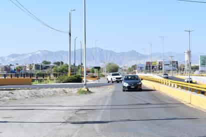 El director de Obras Públicas en Torreón destacó que con las adecuaciones, el flujo continuo se está dando, pero sí es importante que los automovilistas no se metan a la fila. (FERNANDO COMPEÁN)