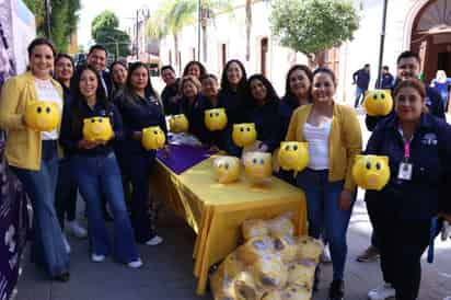 En el paseo Sarabia de Lerdo, arrancó el boteo por parte del personal del DIF, para alcanzar la meta a beneficio del CRIT. (VAYRON INFANTE)