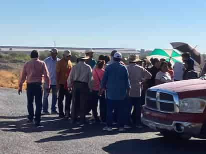 Los habitantes llegaron cerca de las 08:30 horas de ayer para bloquear la carretera donde permanecieron solamente alrededor de 15 minutos. (EL SIGLO DE TORREÓN)