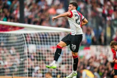 Santiago Giménez festeja tras anotar el tercer gol del Feyenoord, que se impuso en casa 3-1 al Go Ahead Eagles. (Cortesía Feyenoord)
