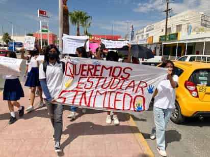 Alumnos, exalumnos, grupos de apoyo y padres y madres de familia, marcharon ayer por la avenida Universidad para señalar presuntas irregularidades en la Preparatoria Venustiano Carranza. (FERNANDO COMPEÁN)