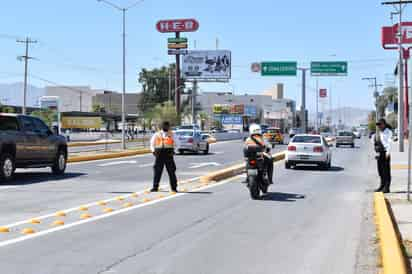 Más que poner cercas o protecciones para restringir el paso de peatones, autoridades le apuestan a la cultura vial de la población. (EL SIGLO DE TORREÓN)