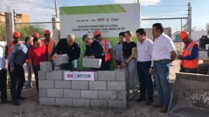 El gobernador de Coahuila, Miguel Ángel Riquelme, encabezó la colocación de la primera piedra del nuevo edificio de la secundaria. (FERNANDO COMPEÁN / EL SIGLO DE TORREÓN)