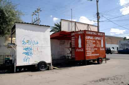 Actúa la Dirección de Plazas y Mercados contra los tabaretes y estructuras irregulares que se encuentran en las banquetas. (EL SIGLO DE TORREÓN)