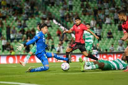 El arquero debutante Héctor 'Polito' Holguín atajó un penal pasando el minuto 89, en la victoria de Santos Laguna 2-1 sobre los Xolos de Tijuana, en duelo de la jornada 11 del Apertura 2023. (Jorge Martínez)
