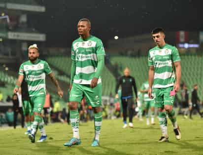 Santos Laguna no se pudo meter a zona de “play in”, pues cayó ayer 2-0 ante León en la cancha del estadio Corona. (Fotografías de Ramón Sotomayor)
