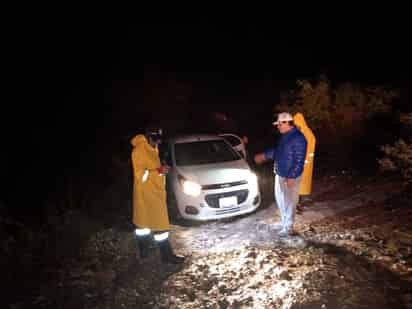 Después de algunos minutos, los rescatistas lograron sacar la unidad de la zona donde se encontraba. (EL SIGLO DE TORREÓN)