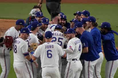 Celebran jugadores de Rangers luego de vencer 7-1 a los Orioles de Baltimore para llevarse la serie divisional por barrida de 3-0. (AP)