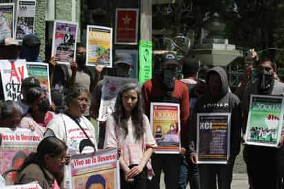 López Obrador reveló este jueves que él personalmente ya está dirigiendo las investigaciones del caso de la desaparición de los 43 estudiantes de Ayotzinapa. (ARCHIVO)