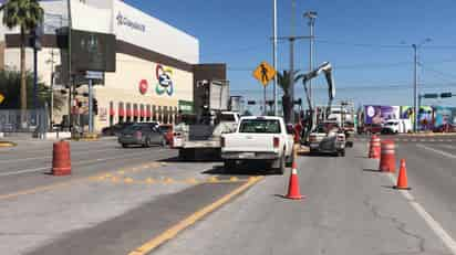 La Dirección de Vialidad y Movilidad Urbana asignó a varios elementos para desviar la circulación en el acceso al Sistema Vial. (Foto: FERNANDO COMPEÁN / EL SIGLO DE TORREÓN)