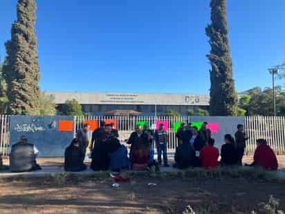 Minutos después de las ocho de la mañana, los docentes colocaron pancartas de inconformidad en el acceso principal del edificio.