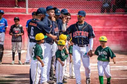 Los peloteros de ambos equipos fueron presentados uno a uno, en el parque Horacio Piña. (Ramón Sotomayor)
