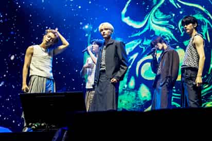 ARCHIVO - Yeonjun, de izquierda a derecha, Taehyun, HueningKai, Beomgyu, y Soobin de Tomorrow X Together durante su presentación en el festival Lollapalooza en Chicago el 5 de agosto de 2023. El más reciente álbum de la banda 'The Name Chapter: Freefall' fue lanzado el viernes. (Foto Amy Harris/Invision/AP, archivo)