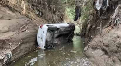 El hombre logró salir por su propio pie del auto accidentado.