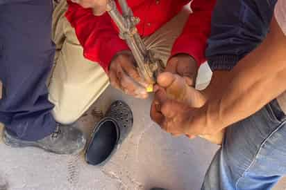 Se encontraba jugando con el candado de metal y se lo colocó en el segundo dedo y en un momento dado lo cerró, pero no tenía la llave.