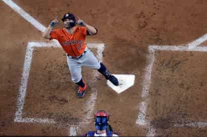 José Altuve pisa home luego de conectar un jonrón solitario, en la victoria de Astros 8-5 sobre Rangers, en el tercer juego de la serie de campeonato.